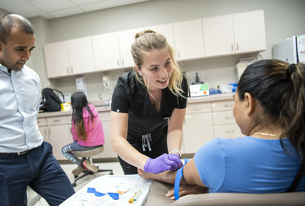 Jessica Zimmer working at Columbus Free Clinic